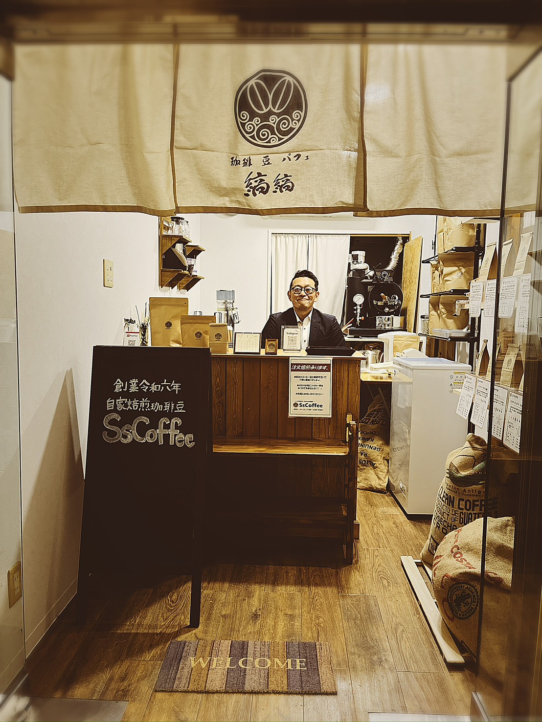 自家焙煎珈琲豆店 SsCoffee の店頭に立つ代表 島俊宏